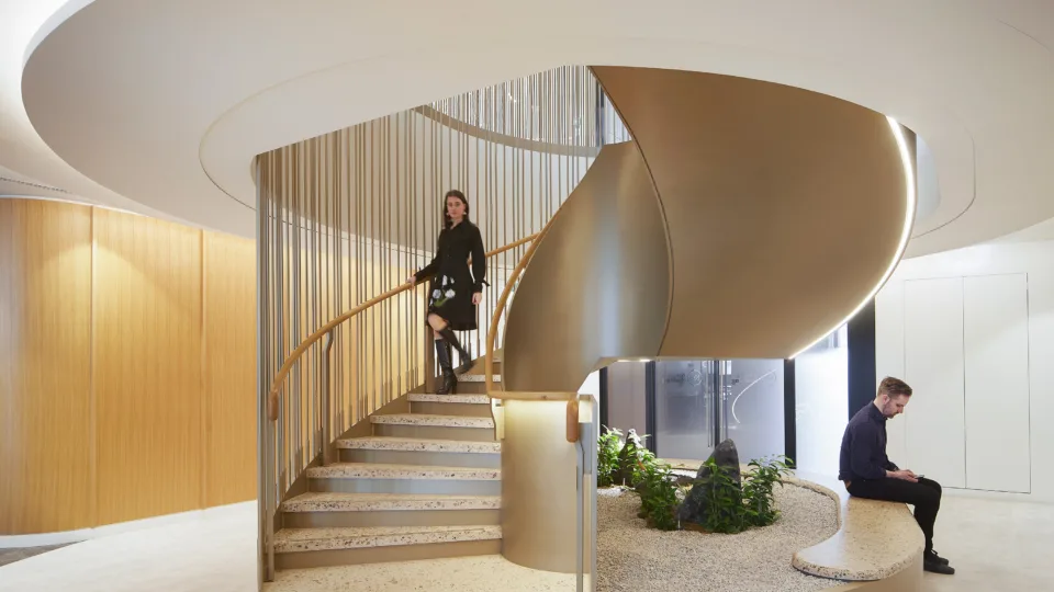 King & Spalding Offices London | Glowrail LED handral | bespoke commercial office lighting | The Light Lab ©Hufton+Crow