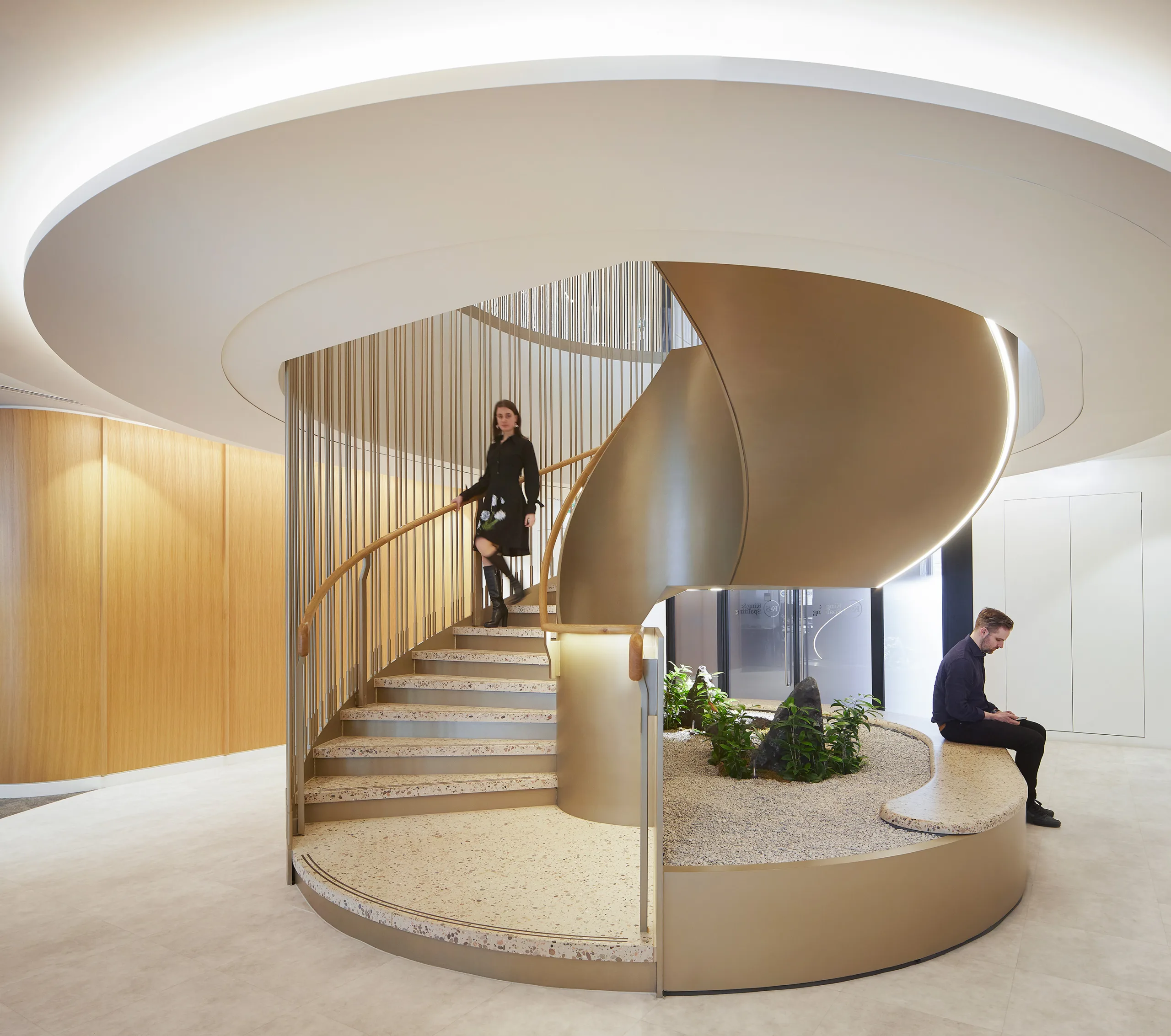 King & Spalding Offices London | Glowrail LED handral | bespoke commercial office lighting | The Light Lab ©Hufton+Crow