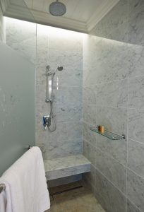 Hemingways hotel bathroom