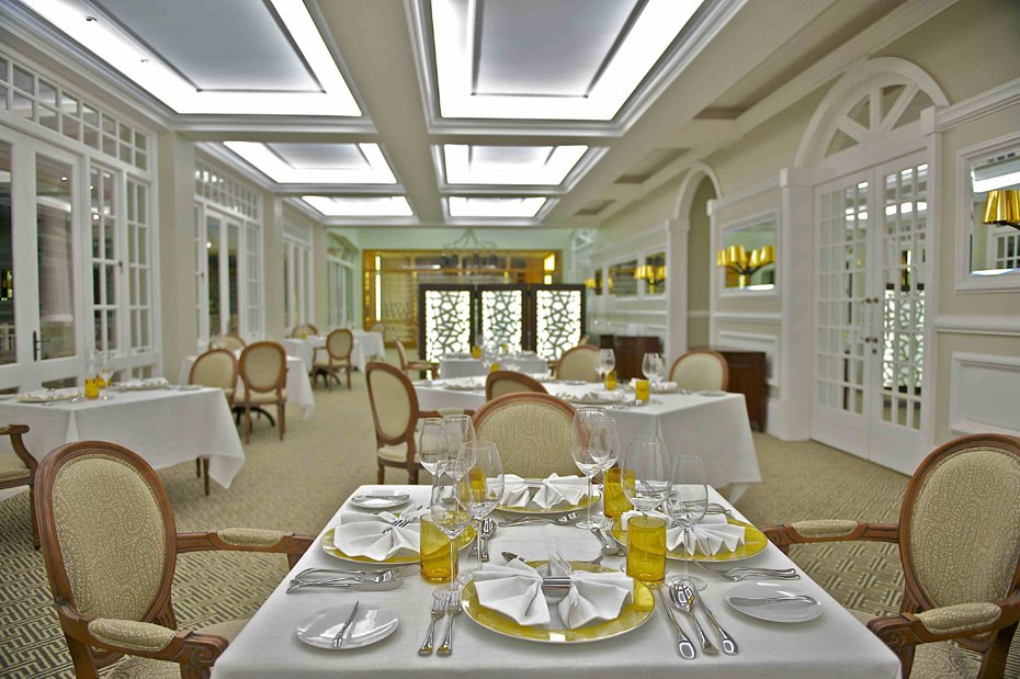 Hemingways hotel dining room